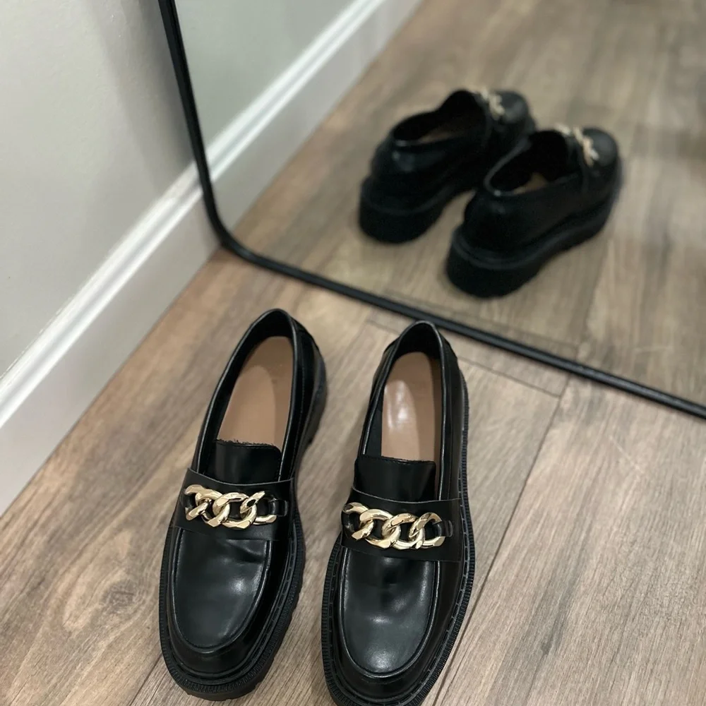 Elegant Black Chunky Loafers with Gold Chain - Picture 2 of 5